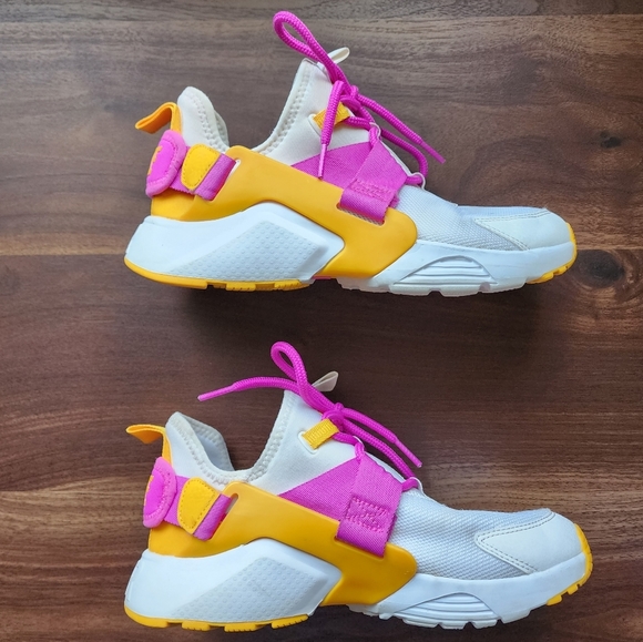 Nike Air Huarache Sneakers gently used - Picture 5 of 10